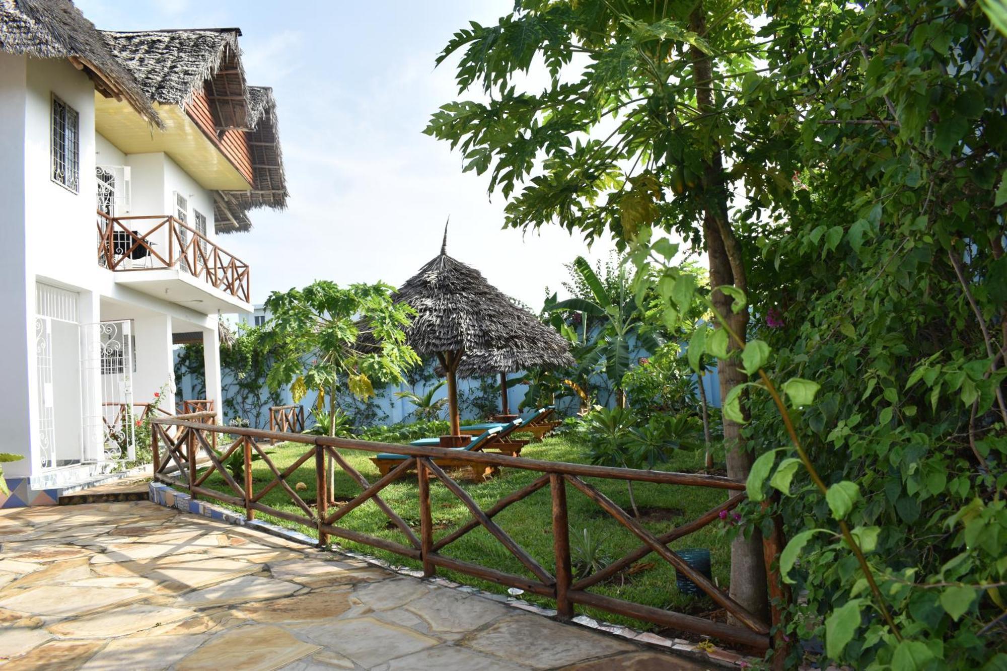 Pineapple House Bed & Breakfast Nungwi Exterior photo