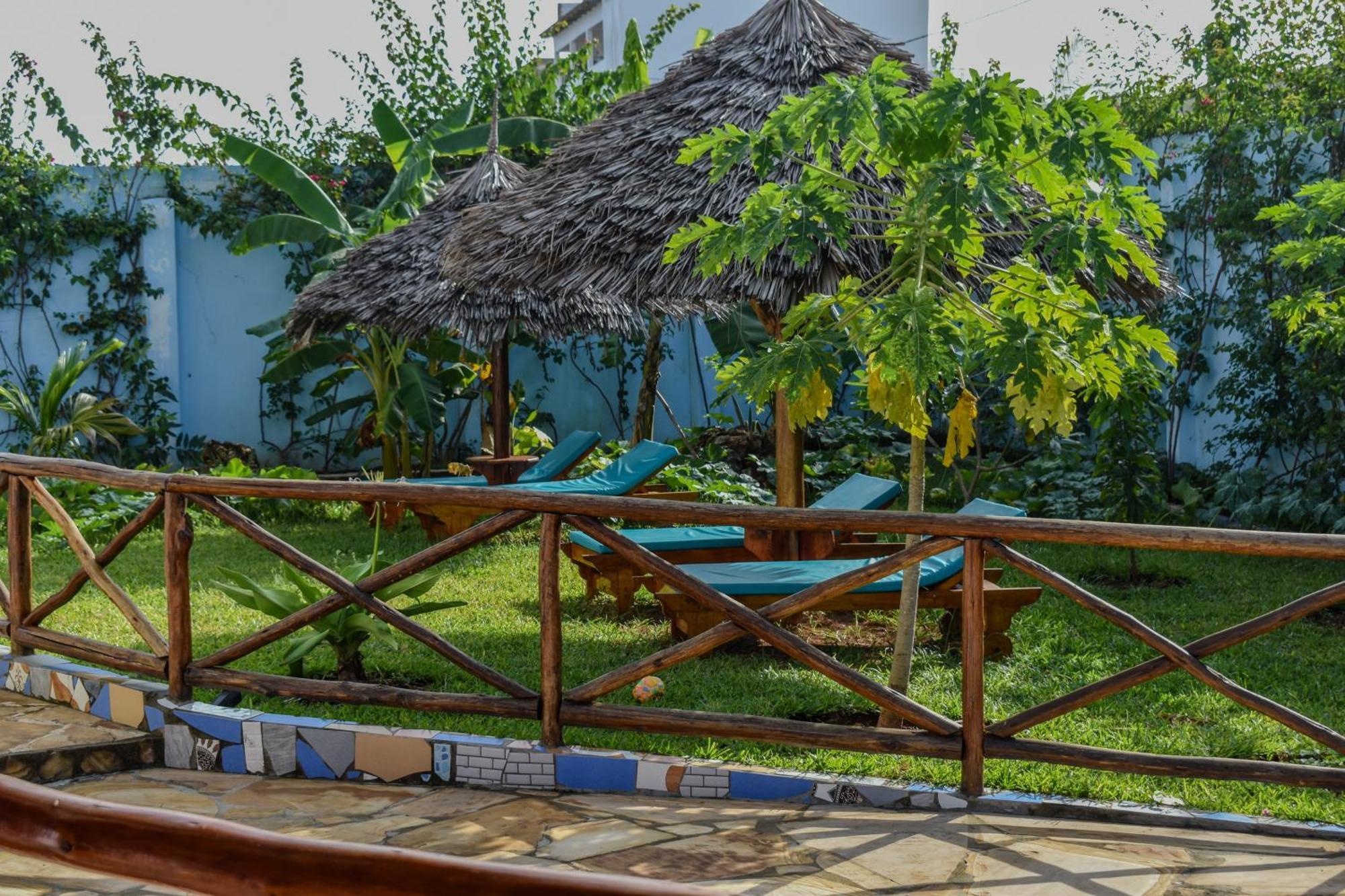 Pineapple House Bed & Breakfast Nungwi Exterior photo